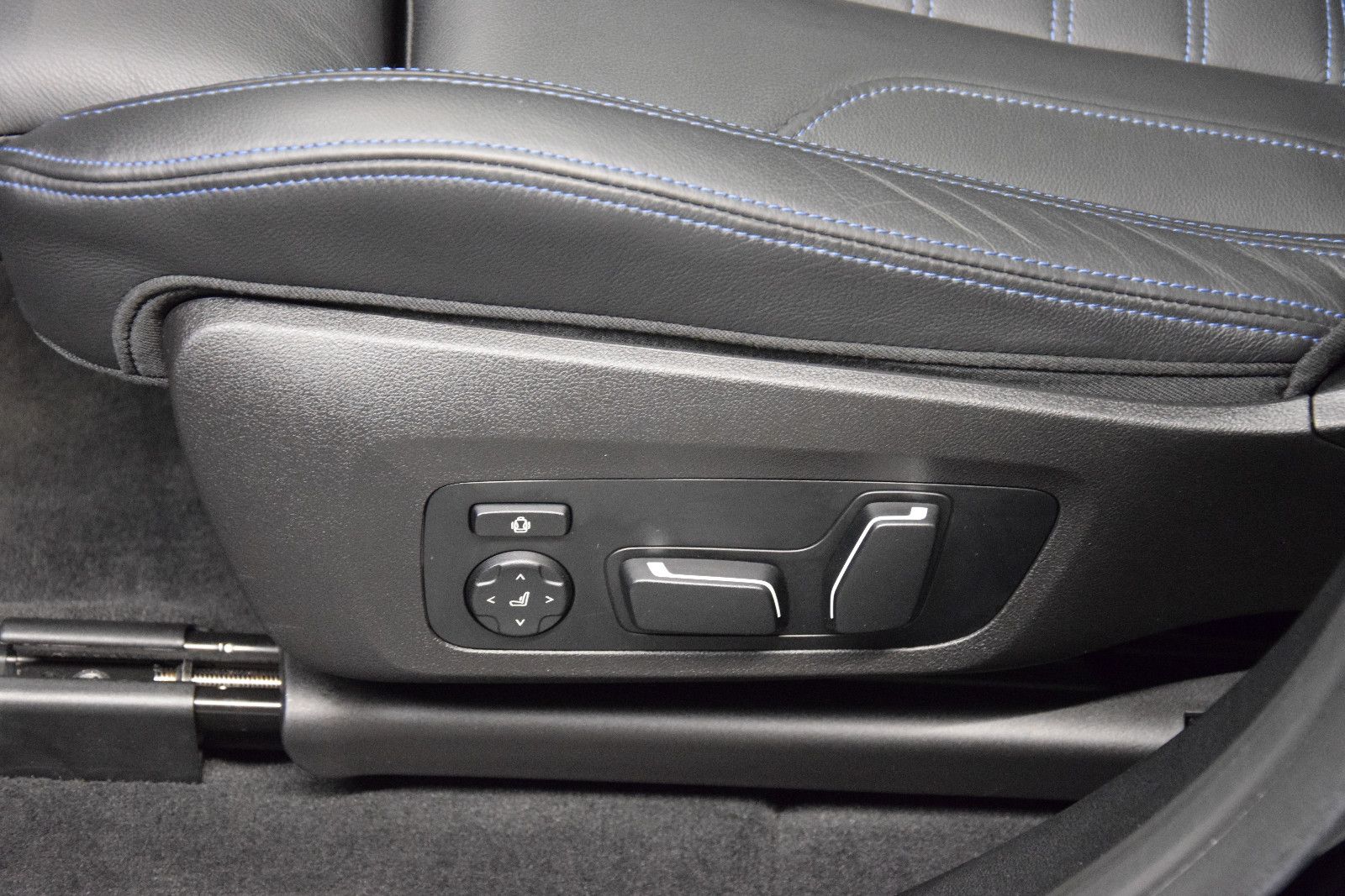 Fahrzeugabbildung BMW X4 M40i xD Laser Pano ACC h/k AHK 360° 21"Memory