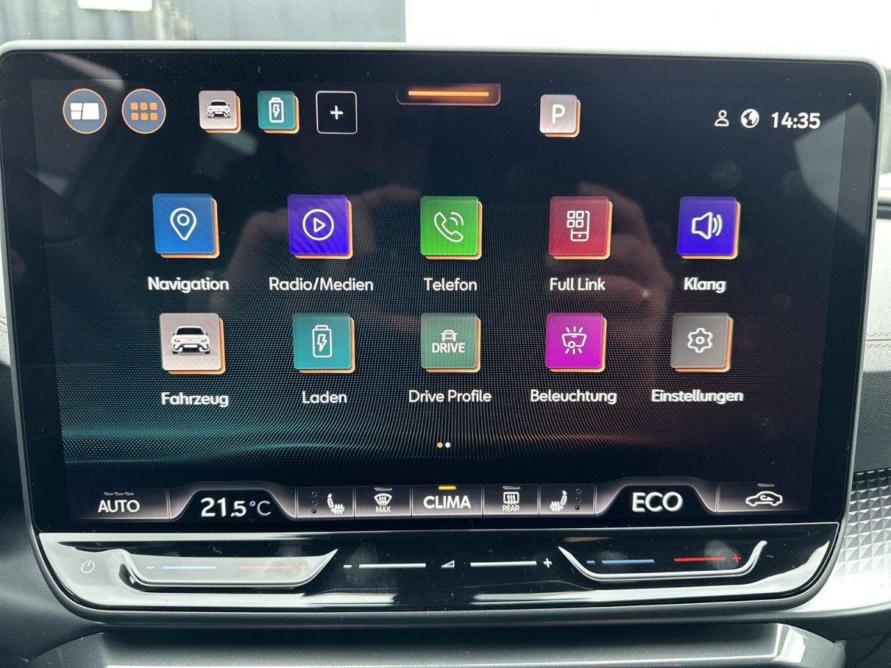 Fahrzeugabbildung CUPRA Leon ST VZ Black Edition 1.5 e-HYBRID 272 PS DSG - mit KI generiert/bearbeitet