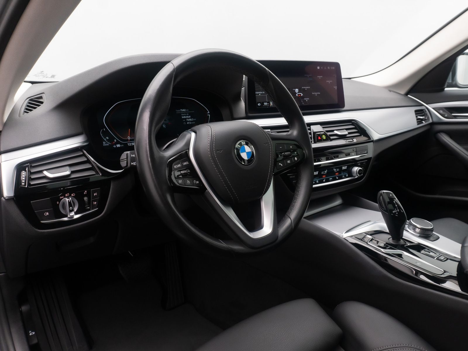 Fahrzeugabbildung BMW 520d Kamera HUD Alarm Panorama DAB Leder Sport