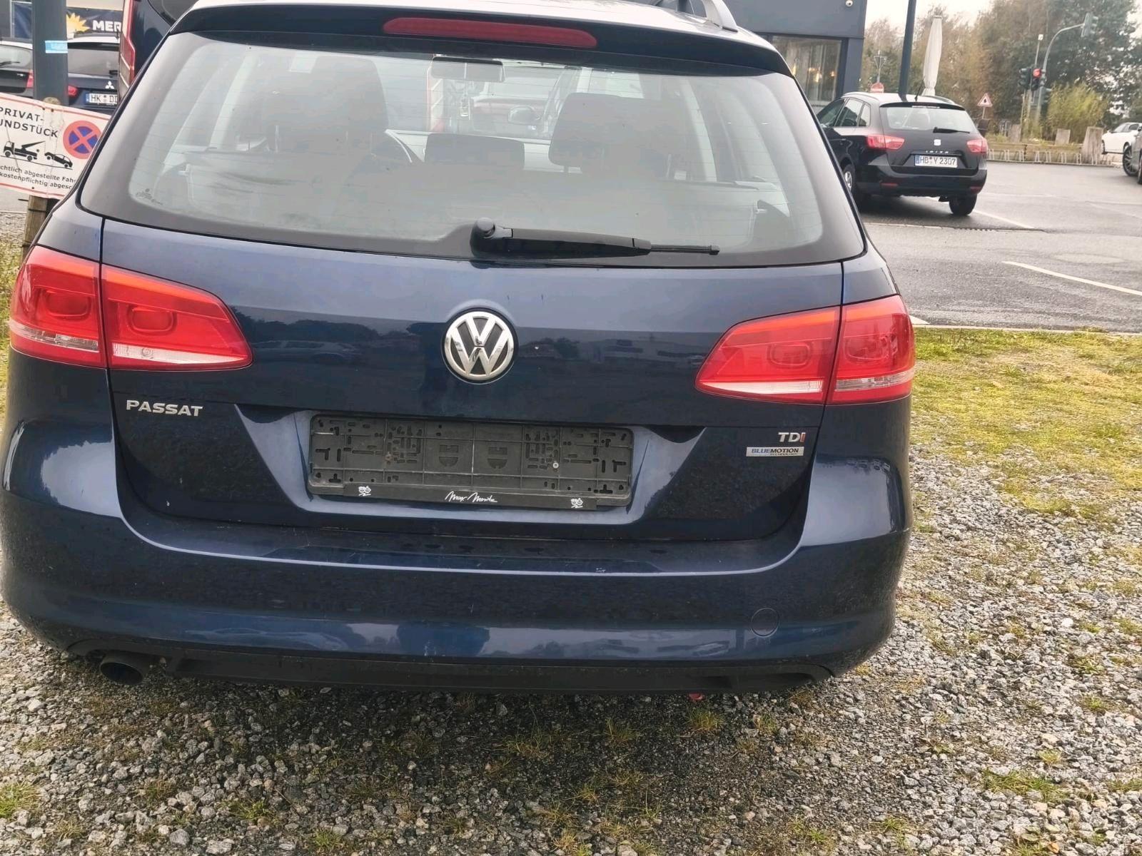 Volkswagen Passat 2011 — interior