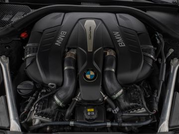 Fahrzeugabbildung BMW 750i xD M Sport 360°Laser Glasdach HUD DAB H/K