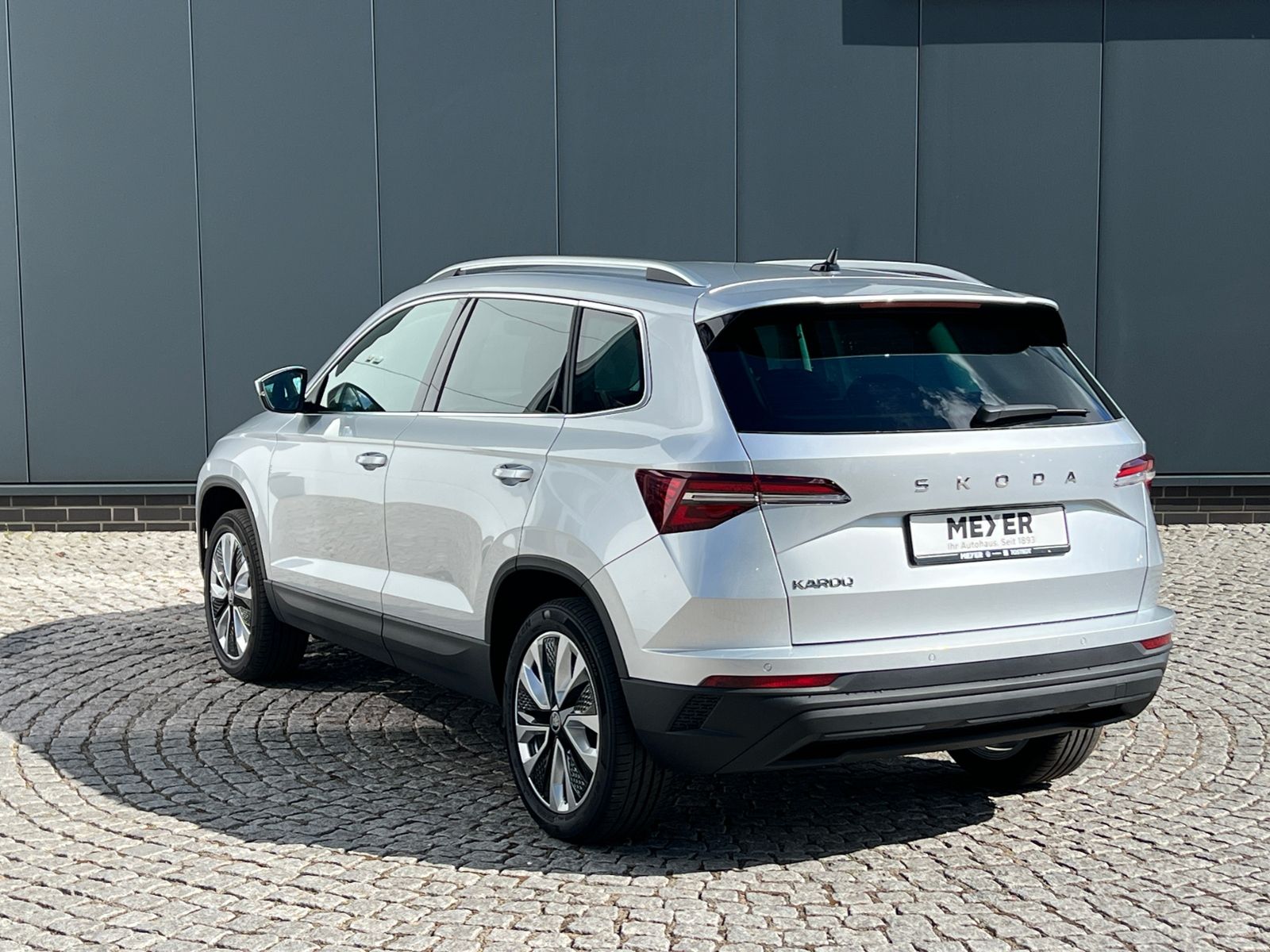 Fahrzeugabbildung SKODA Karoq Selection 1.5 TSI DSG *AHK, LED, ACC, 18"L