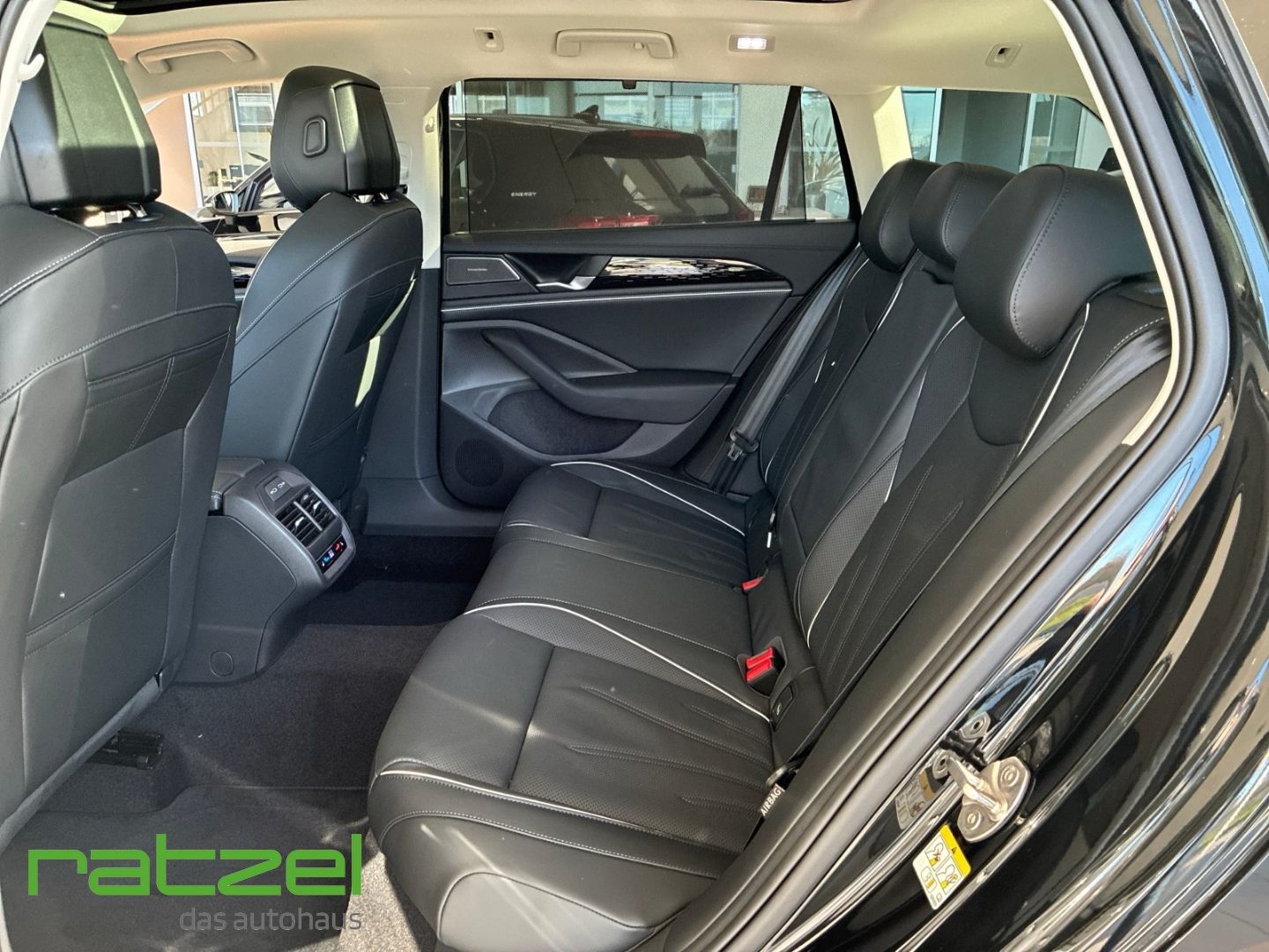 Fahrzeugabbildung Volkswagen Passat ELEGANCE eHybrid PANO+NAVI+LED+8-fach