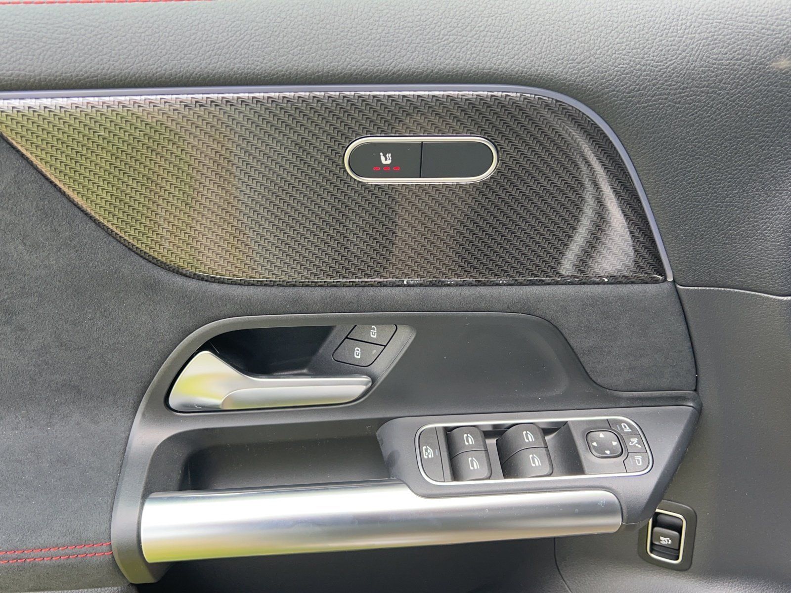 Fahrzeugabbildung Mercedes-Benz GLA 200 d AMG Pano 360° DISTRO KeyGO NIGHT