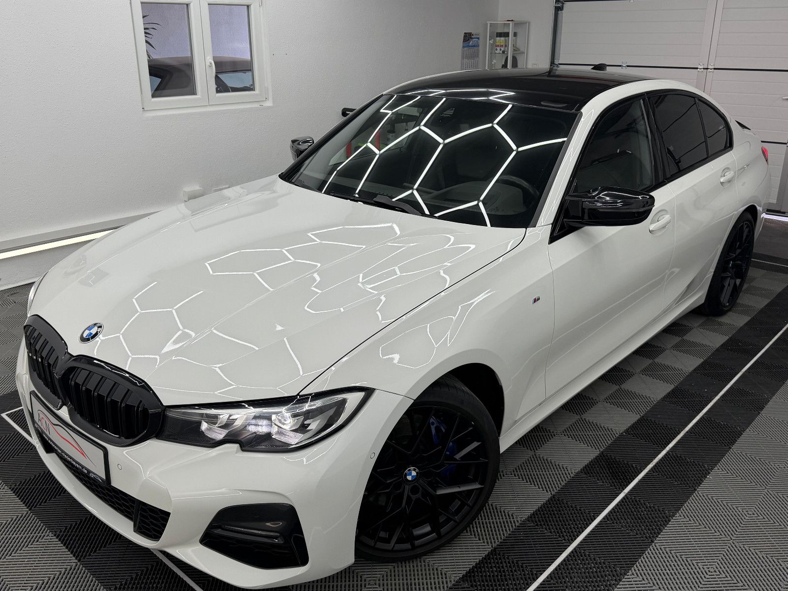 Fahrzeugabbildung BMW 330i xDrive M-SPORT/HUD/DE-FZG/HiFi/LIVE CO/2.HD