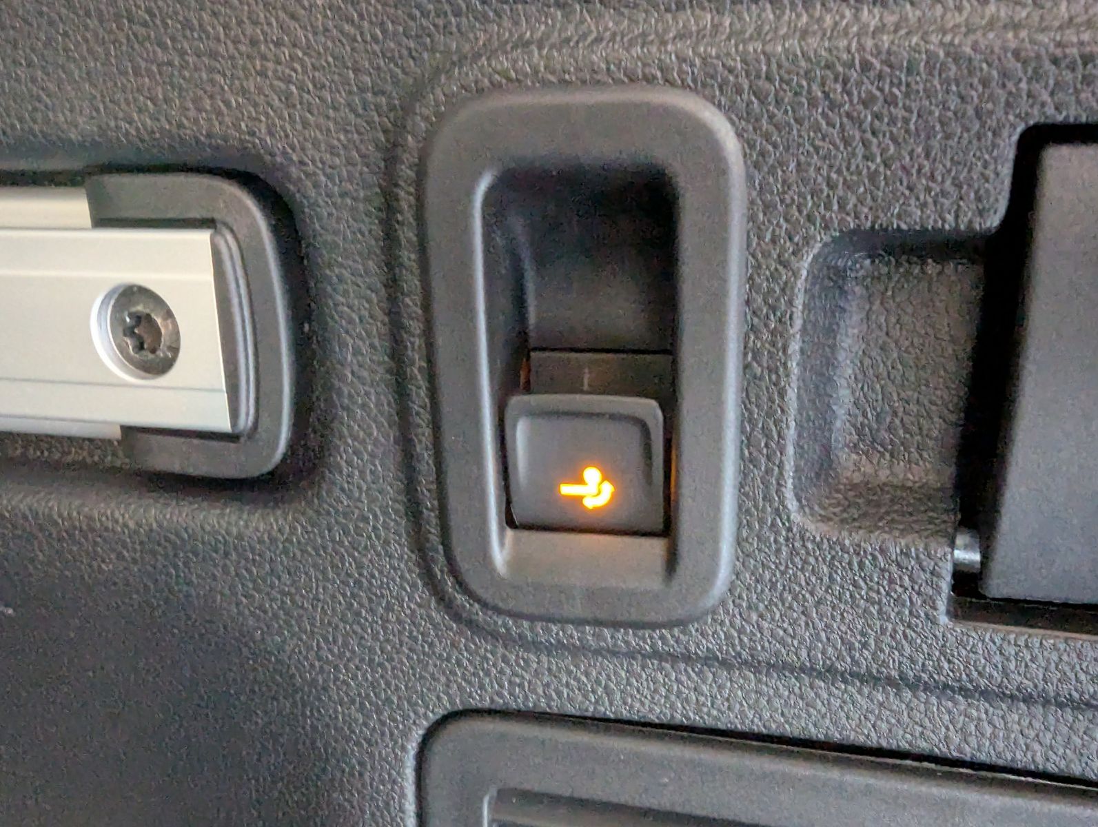 VW Touran 2.0 DSG R-Line High. Pano 7-Si IQ.Dri AHK - Image 22