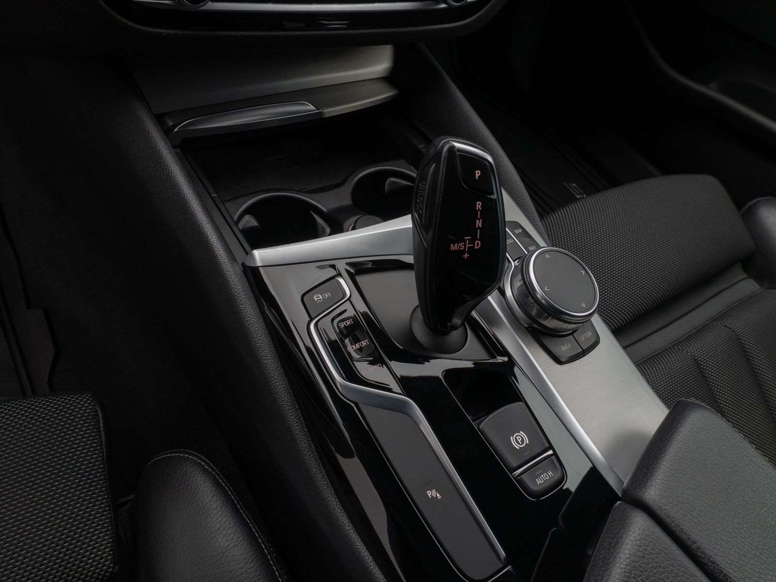 Fahrzeugabbildung BMW 520d  Sport Line HUD HiFi PDC Alarm DisplayKey