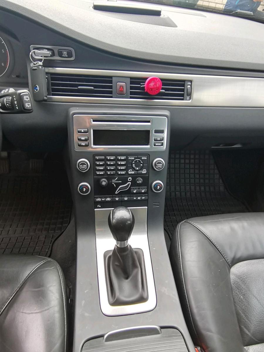 Volvo V70 2010 — photo 15