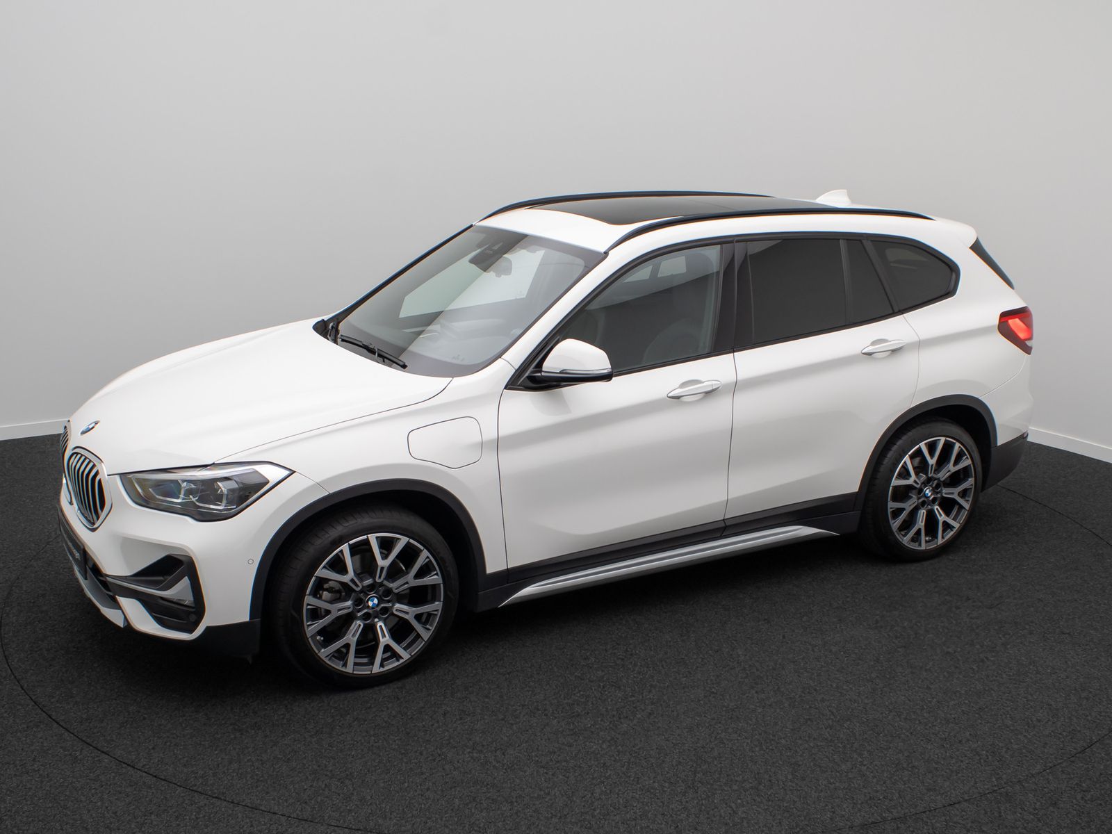 Fahrzeugabbildung BMW X1 xD25e xLine Panorama Kamera HUD DAB H/K 19"