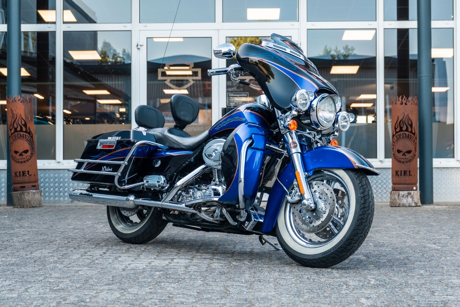 Fahrzeugabbildung Harley-Davidson FLHTCSE CVO Screamin Eagle E-Glide - Twin Cam