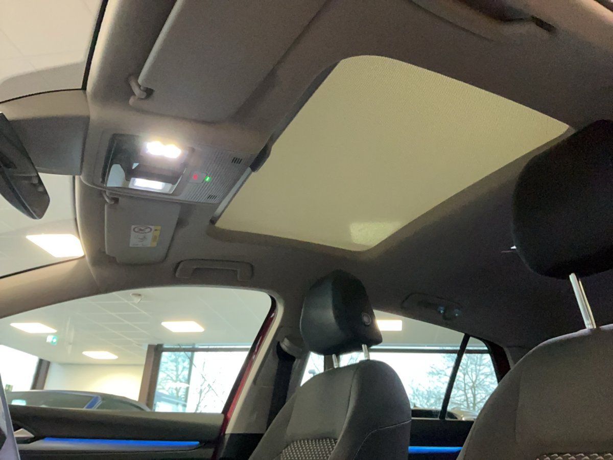 Fahrzeugabbildung Volkswagen Golf VIII Active 1.5 eTSI DSG Pano LED