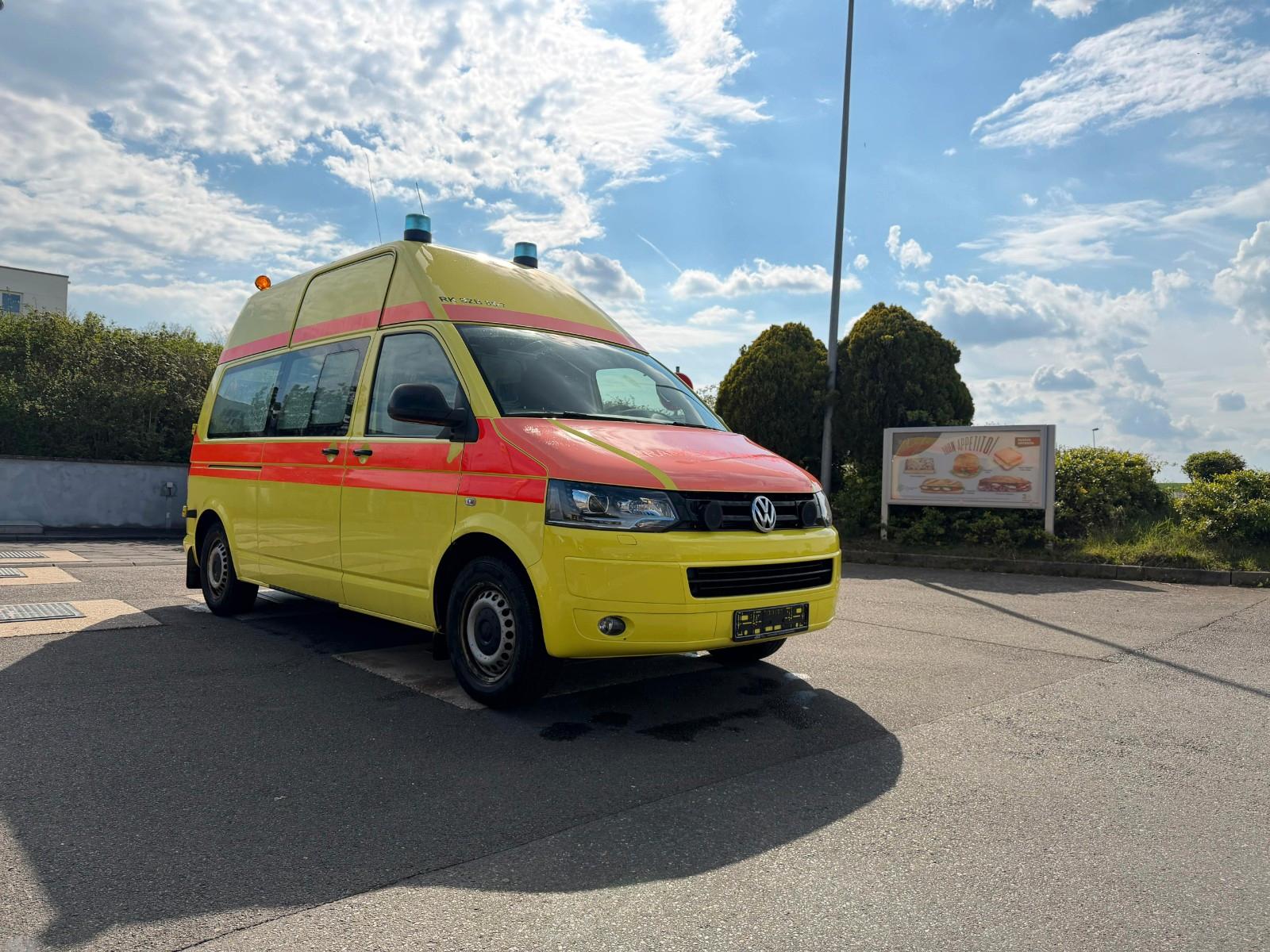Volkswagen T5 KTW  4Motion 4x4 Hochdach lang + Trage  Stuhl