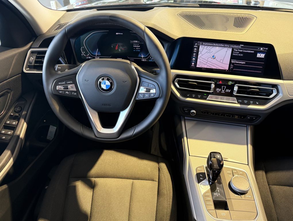 BMW 330e  Advantage KAM+KOMF+ACC+LASER+HUD+SPUR+DAB foto 4