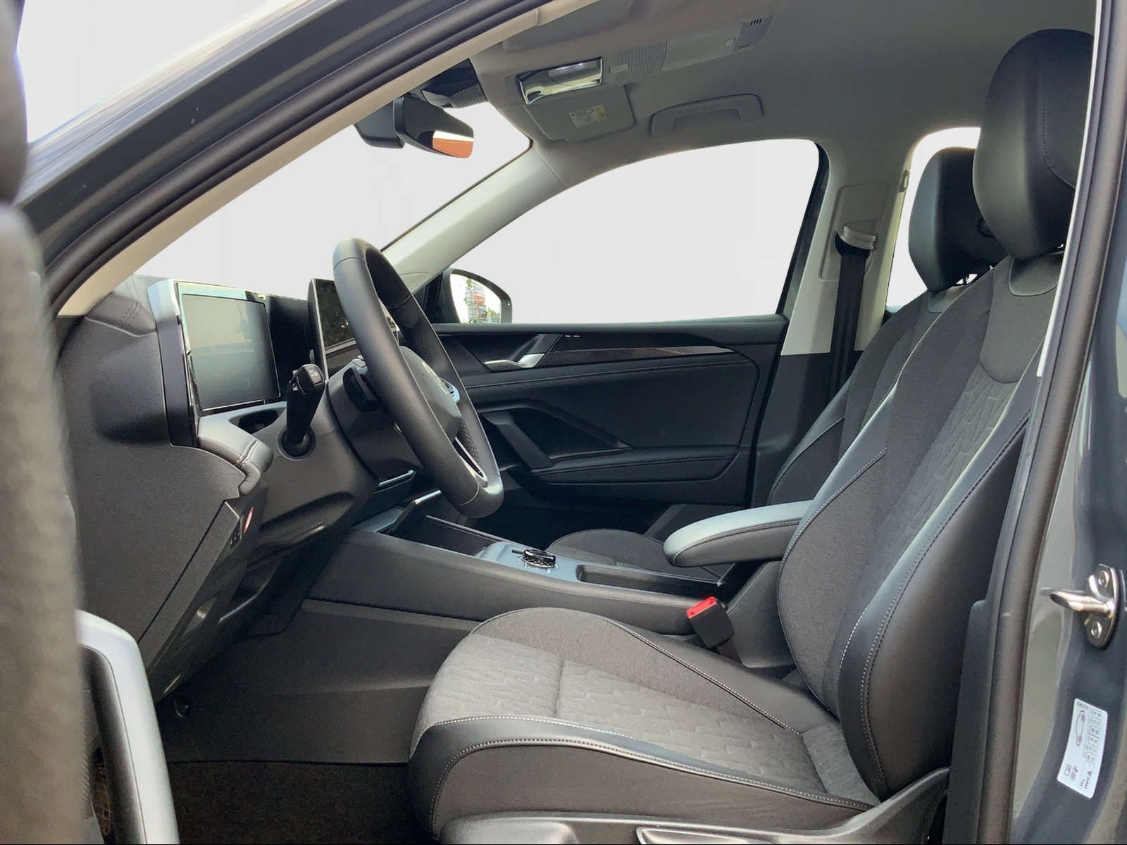 Tiguan Life 1,5 l eHybrid LED+, RFK, NAV, SHZ.