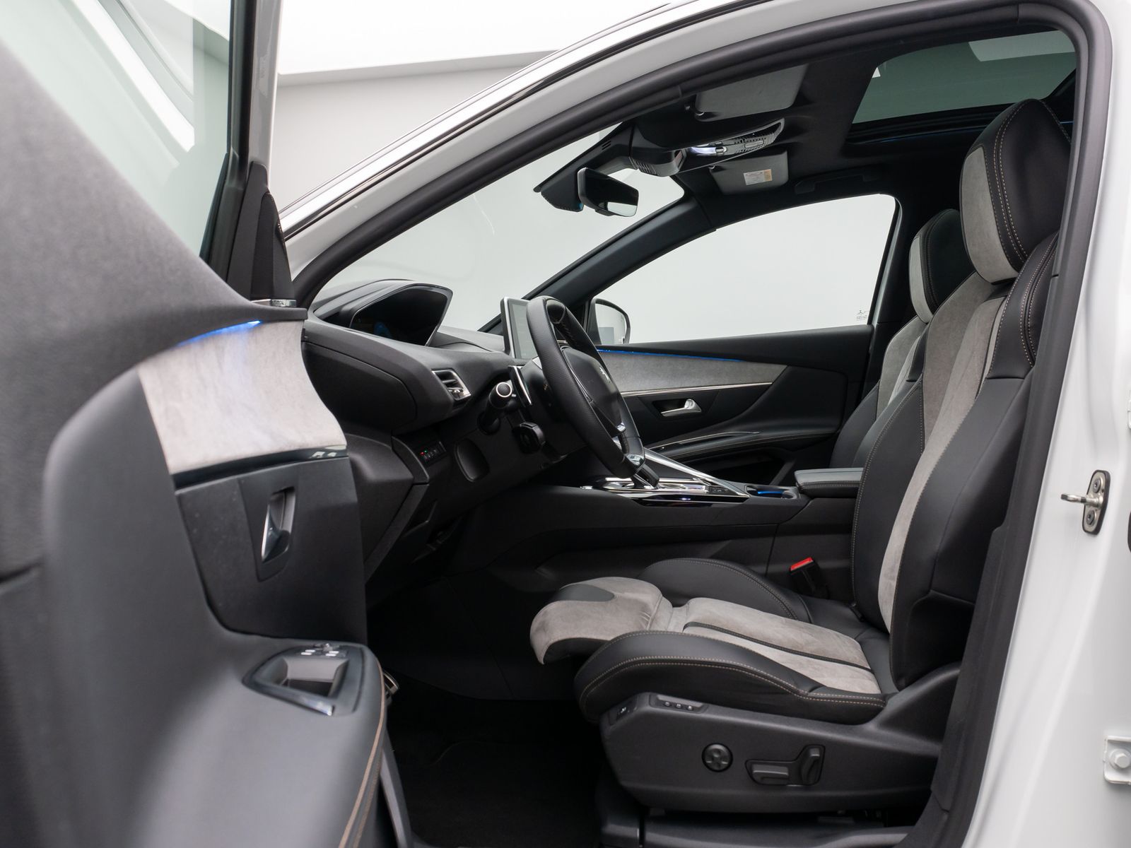 Fahrzeugabbildung Peugeot 3008 Hybrid4 300 GT Panorama 360° Massage AHK