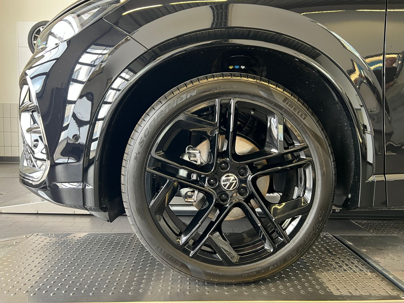 Fahrzeugabbildung Volkswagen Tiguan R-Line 1.5 eTSI DSG *AHK, IQ.Light, DCC,