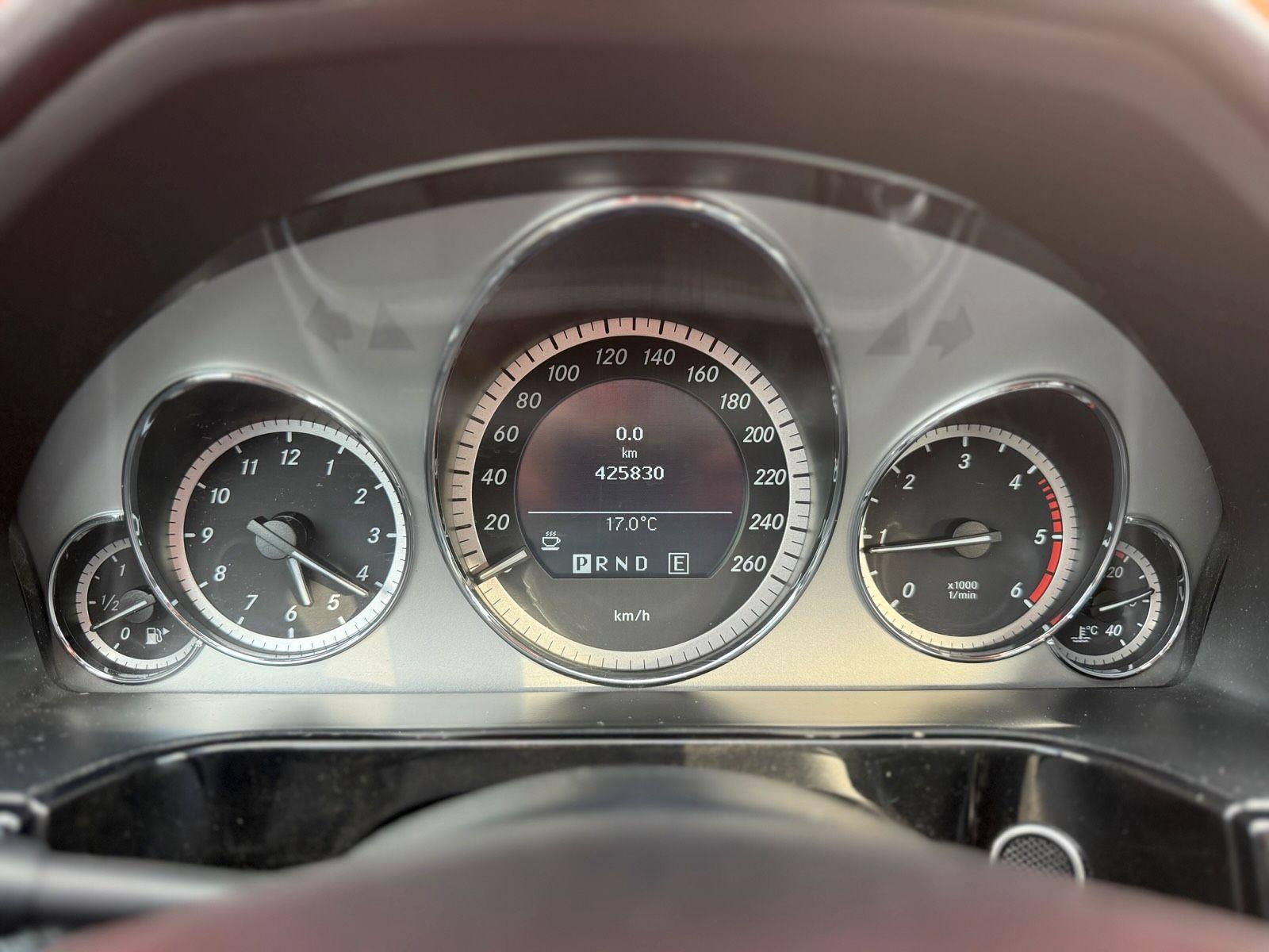 Mercedes-Benz E220 2011 — photo 15
