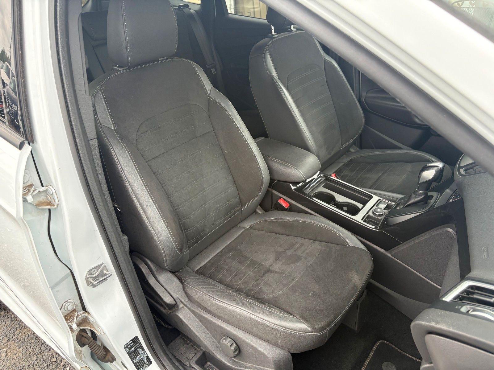 Fahrzeugabbildung Ford Kuga 2.0 TDCi 4x4 ST-Line Aut. Navi Leder Xenon