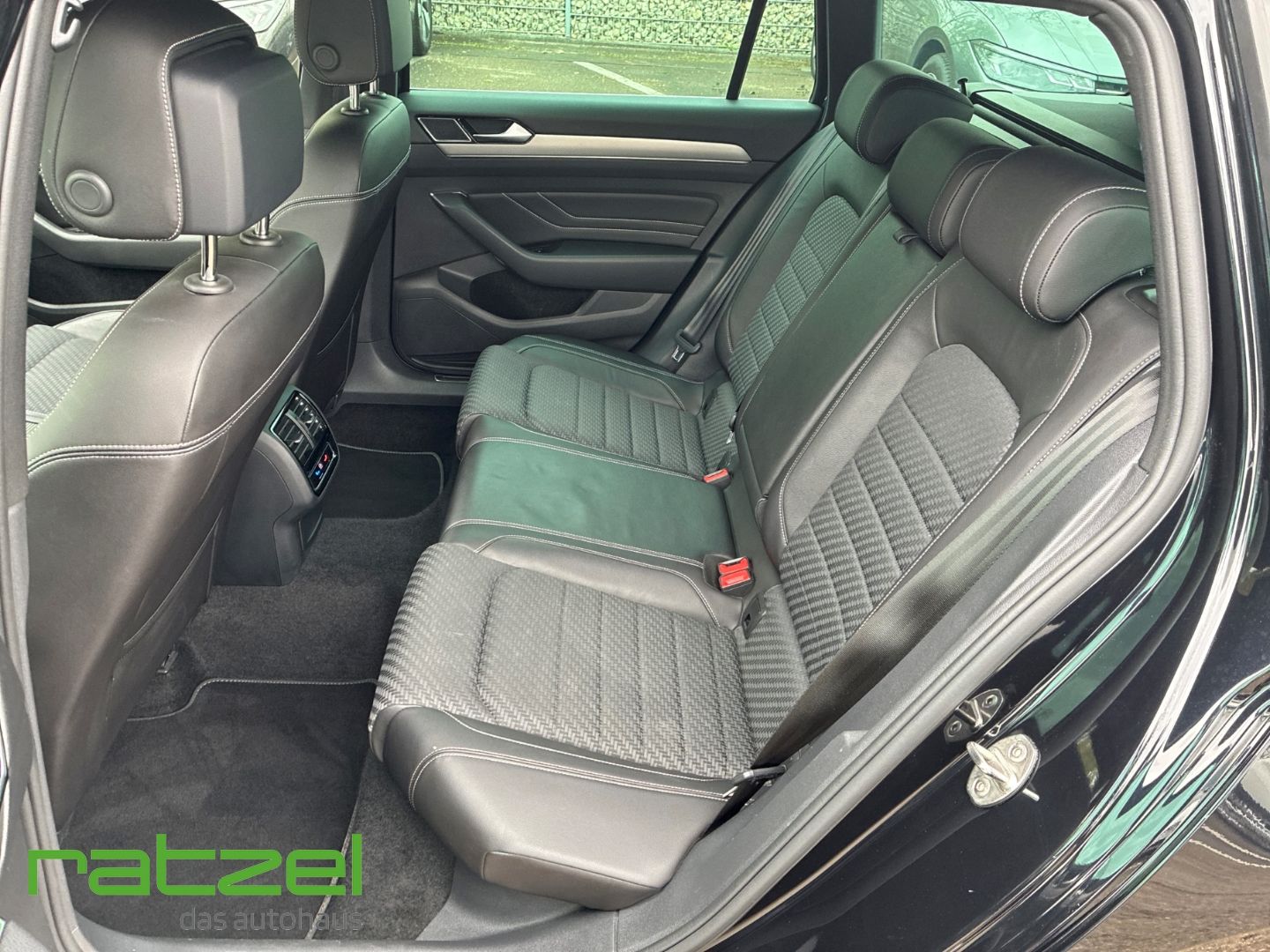 Fahrzeugabbildung Volkswagen Passat Variant Business 2.0 TDI DSG R-Line Navi