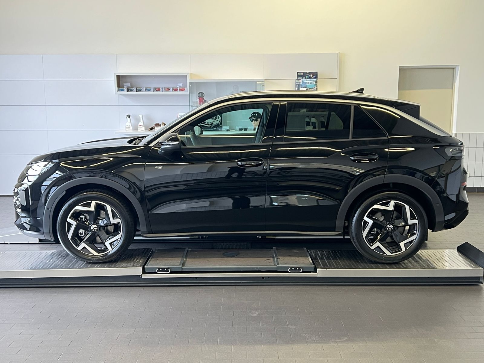 Fahrzeugabbildung Volkswagen T-Roc R-Line 1.5 eTSI DSG *AHK, LED, ACC, Kamera