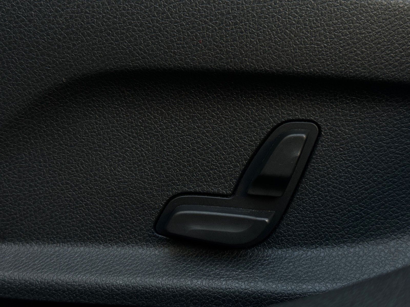 Fahrzeugabbildung Mercedes-Benz E 220d Lim. Pano/Widescreen/Kamera/MBeam