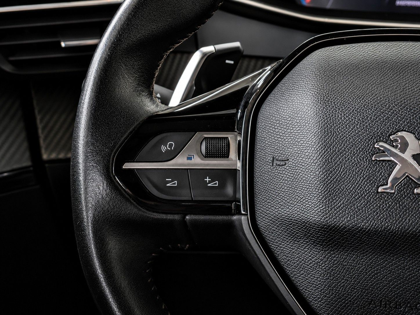 Fahrzeugabbildung Peugeot 2008 ALLURE HDI 8G ACC 360° NAVI SHZ KEYLESS 1Hd