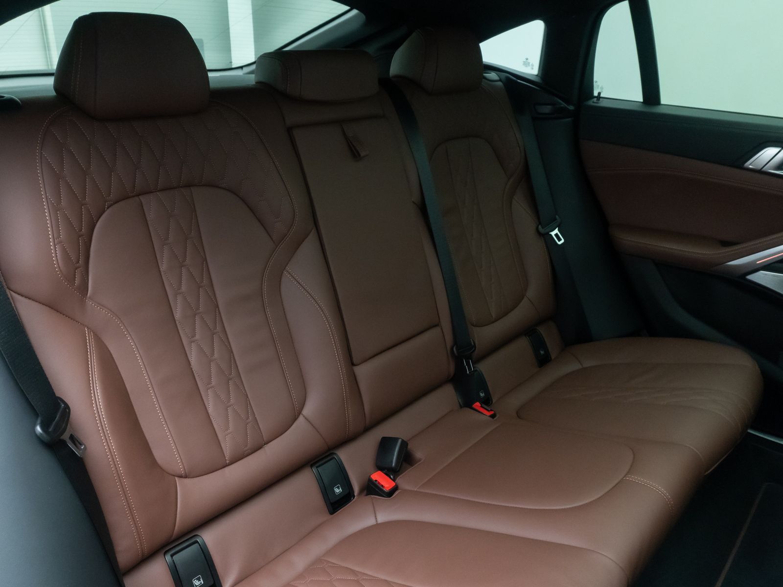 Fahrzeugabbildung BMW X6 M50i B&W HUD DAB SkyLounge Individual 22Zoll