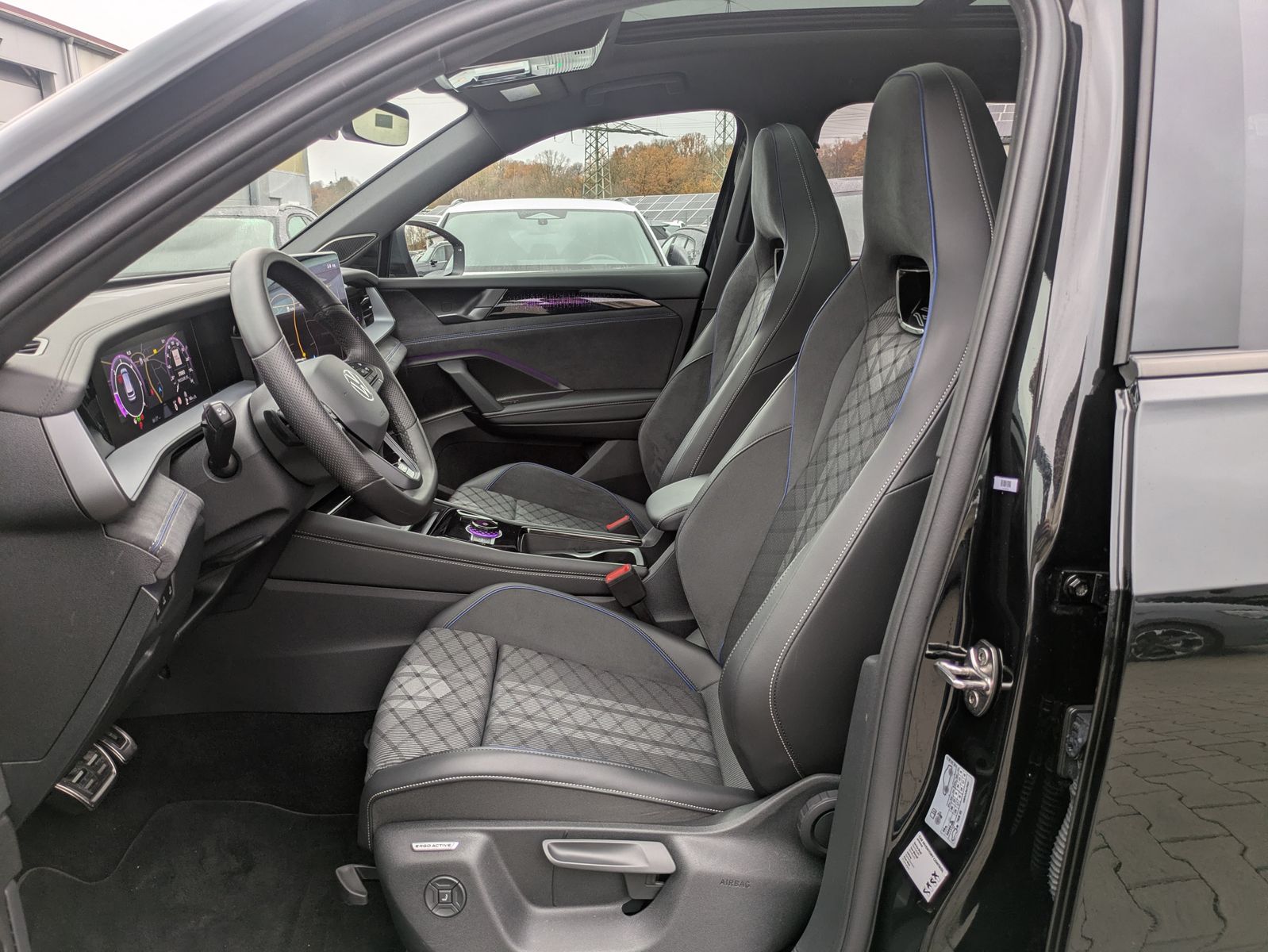 Fahrzeugabbildung Volkswagen Tayron 2.0 TDI 4M R-Line BLACK*7Si*MATRIX*PANO