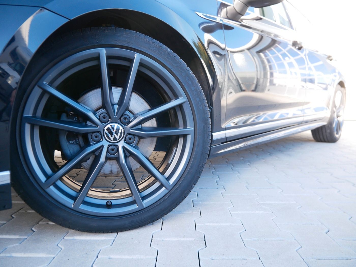 Fahrzeugabbildung Volkswagen Passat Variant 1.5 R-Line DSG AHK Kamera ACC LED