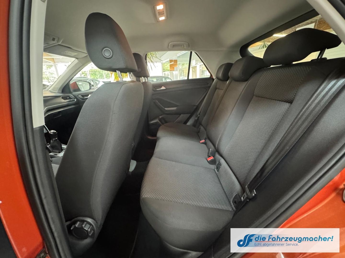 Fahrzeugabbildung Volkswagen T-Roc Basis 1.6 TDI EU6d-T Navi Apple CarPlay An