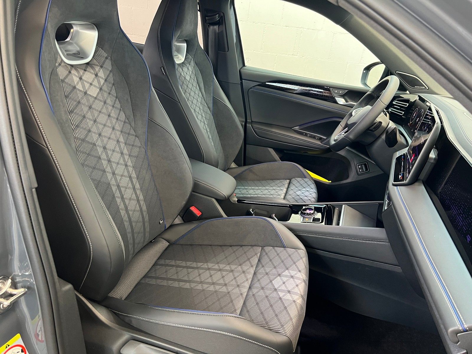 Fahrzeugabbildung Volkswagen Tiguan R-Line 1,5 TSI Hybrid DSG + AHK + Head-Up
