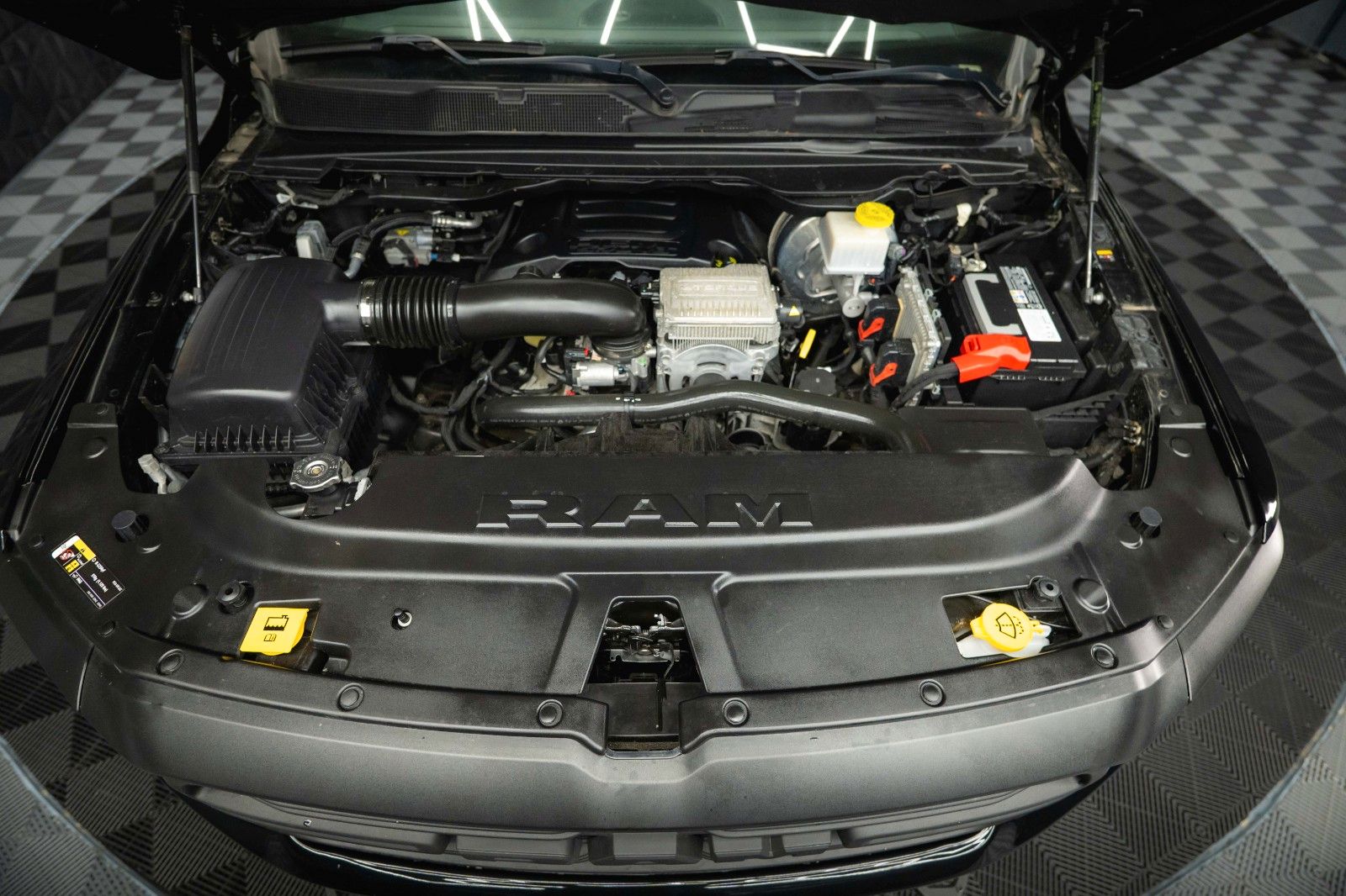 Fahrzeugabbildung Dodge RAM 5.7 V8 HEMI 4x4 Built to Serve AXLE LOCK FOX