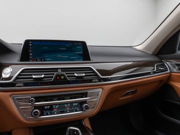 Fahrzeugabbildung BMW 730d xDr LED ACC HUD HI-FI DAB Kamera 360°