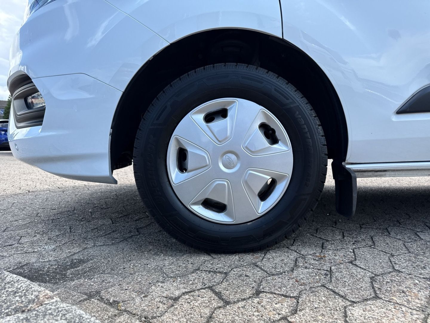 Fahrzeugabbildung Ford Transit Kasten 300 L1 Trend mit Sortimo Regalaus