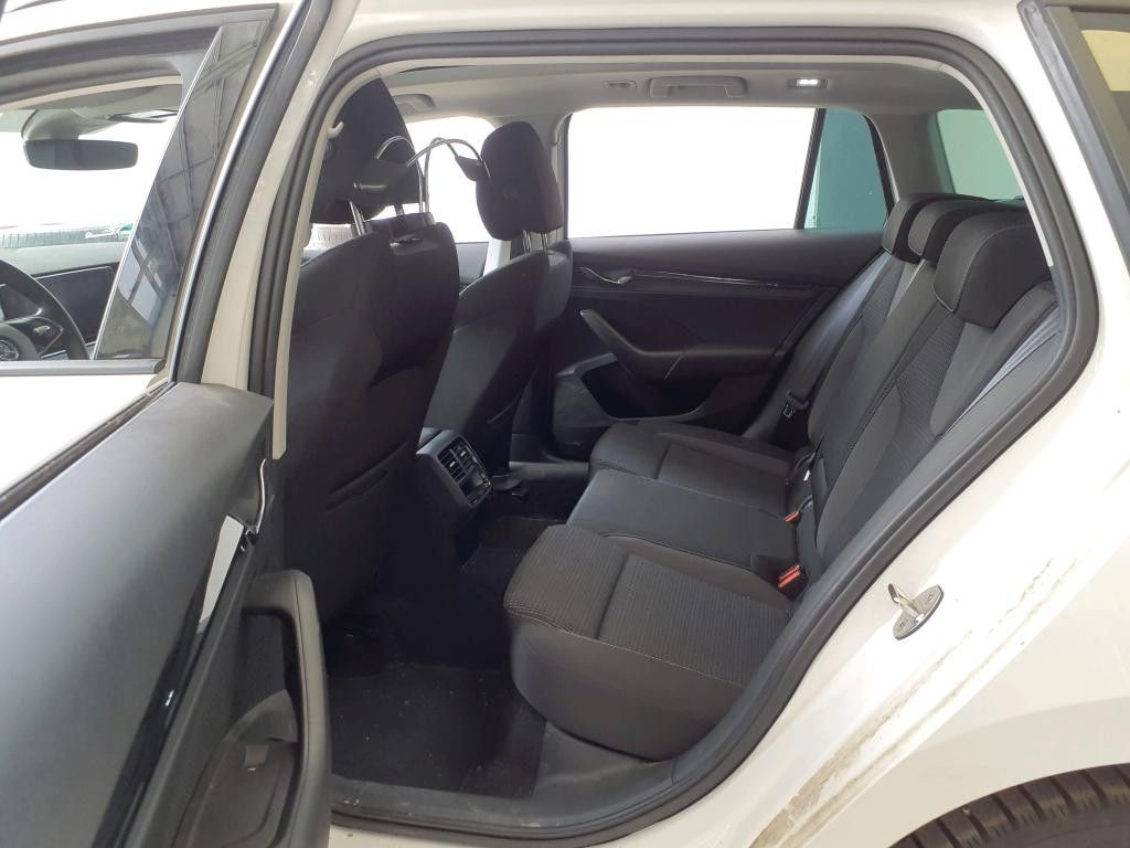 Fahrzeugabbildung SKODA Octavia Combi 1.5 TSI Selection-PANO-AHK-LED-SHZ