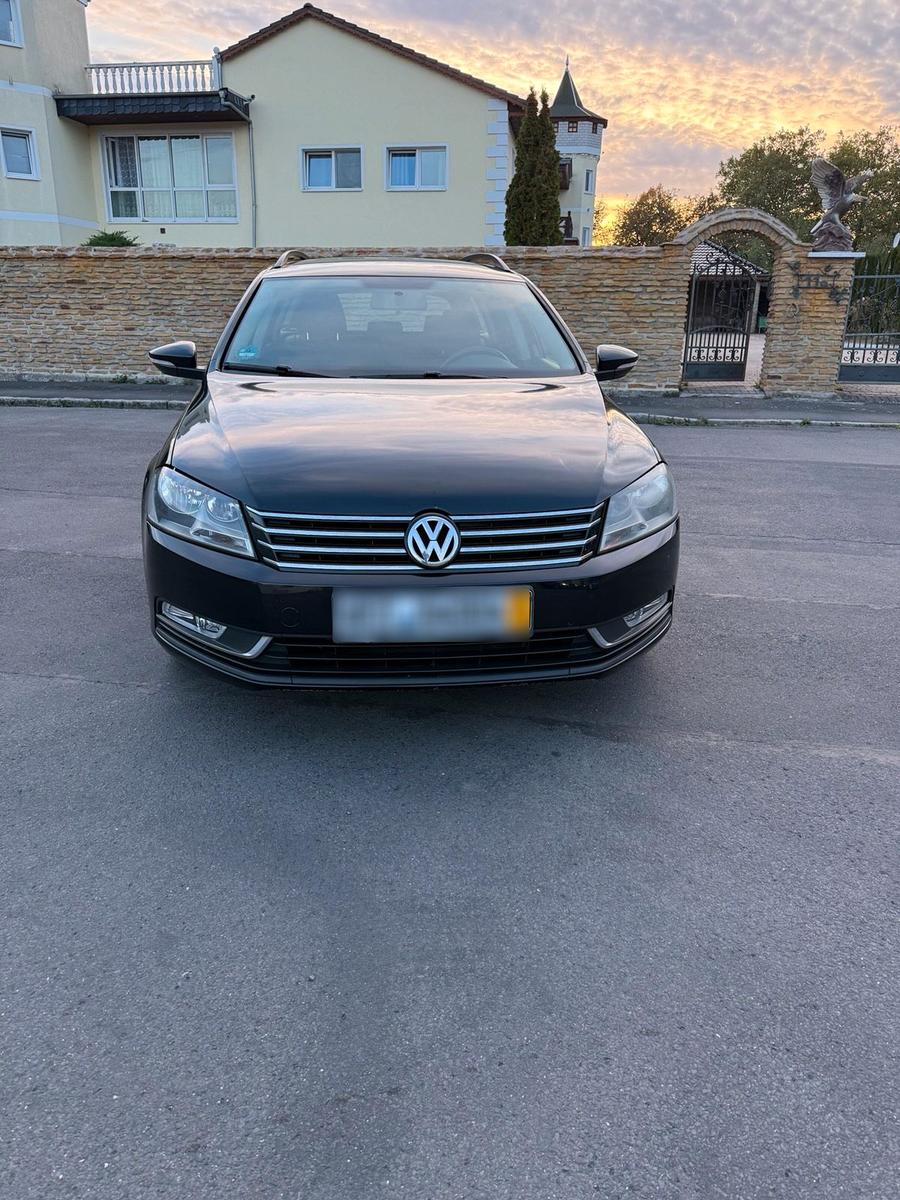 Volkswagen Passat 2012 — rear view