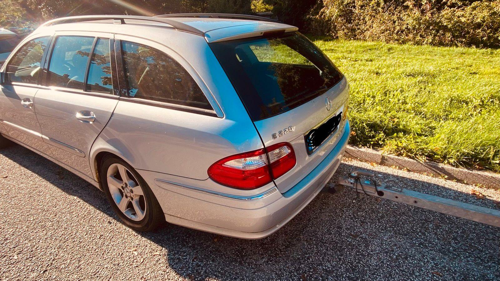 Mercedes-Benz E220 2005 — rear view