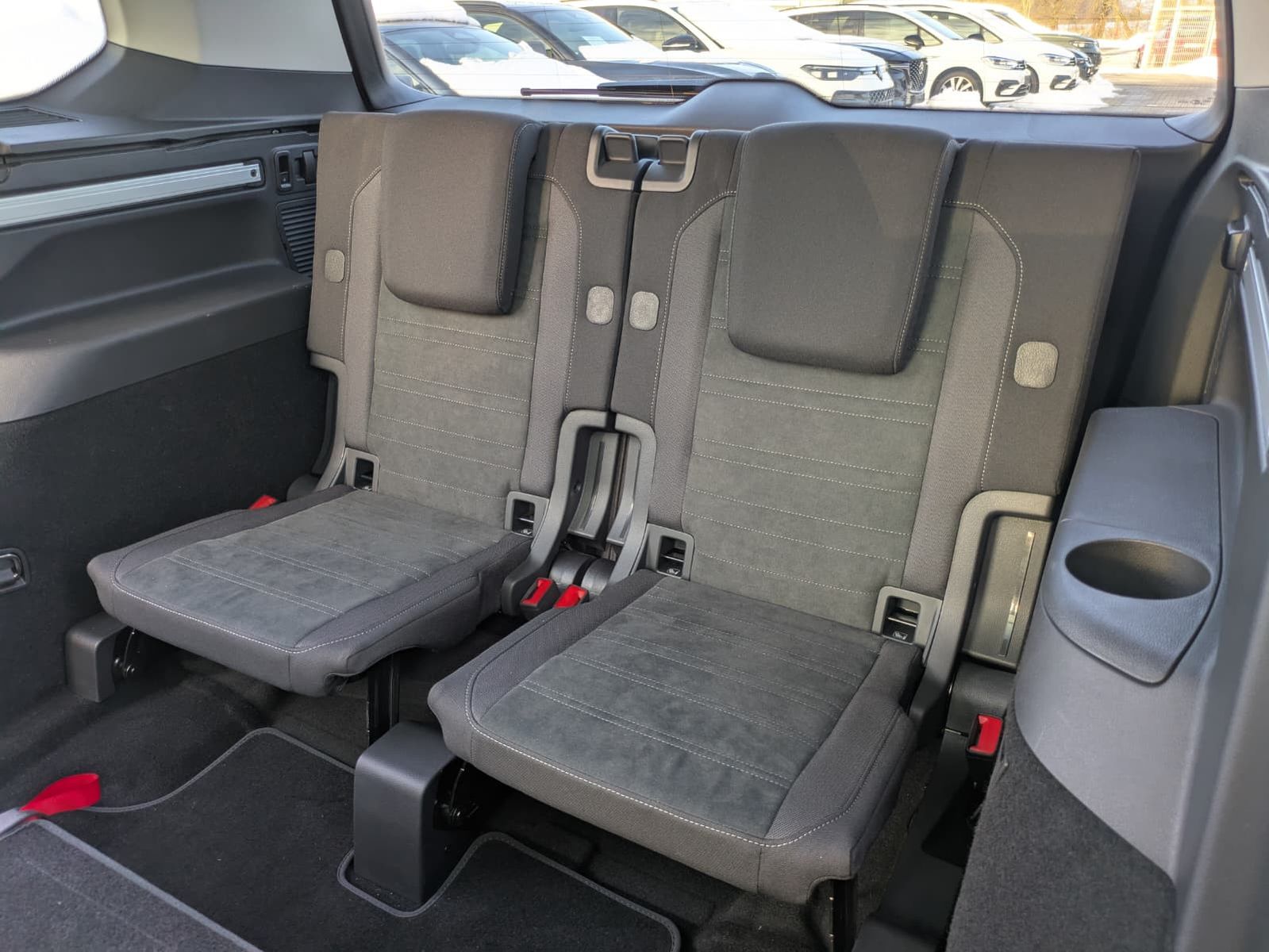 Fahrzeugabbildung Volkswagen Touran 2.0 DSG R-Line High. Pano 7-Si IQ.Dri AHK