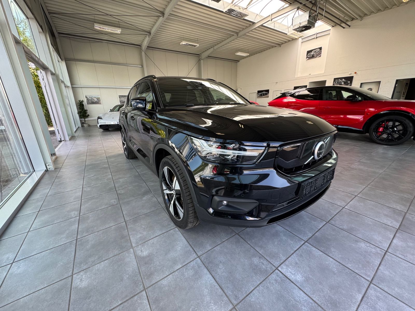 Fahrzeugabbildung Volvo XC 40 XC40 R Design Recharge Pure Electric AWD
