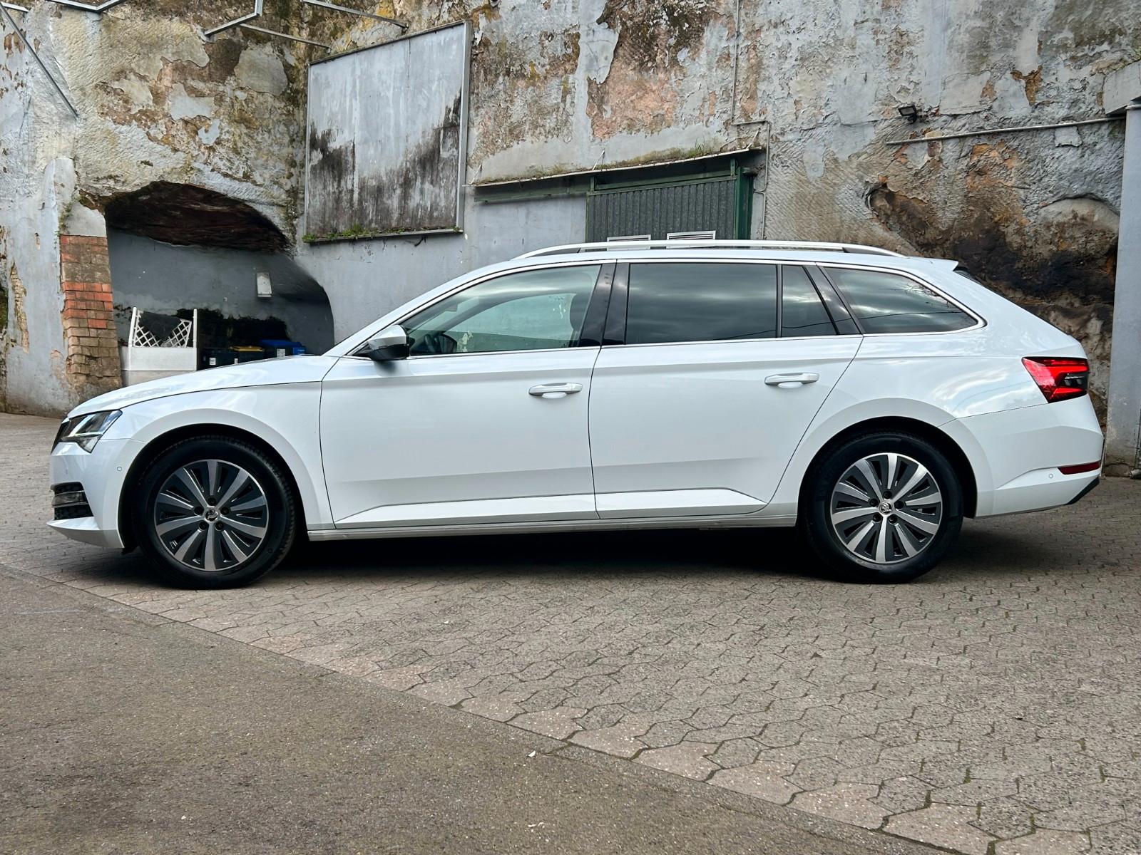 Skoda Superb Combi Style*1.Hand*AHK*LED*