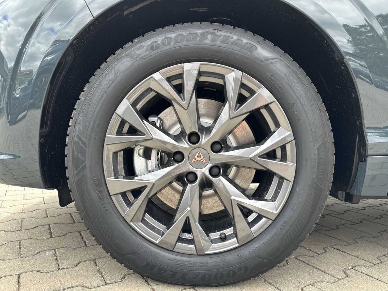 Fahrzeugabbildung CUPRA Terramar 1.5 e-Hybrid 150 kW - mit KI generiert/bearbeitet