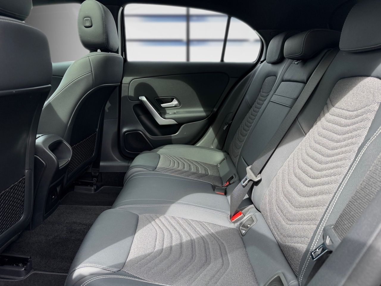 Fahrzeugabbildung Mercedes-Benz A 200 PANO+NIGHT+KEYLESS+LHZ+LED+CARPL+KAMERA+++