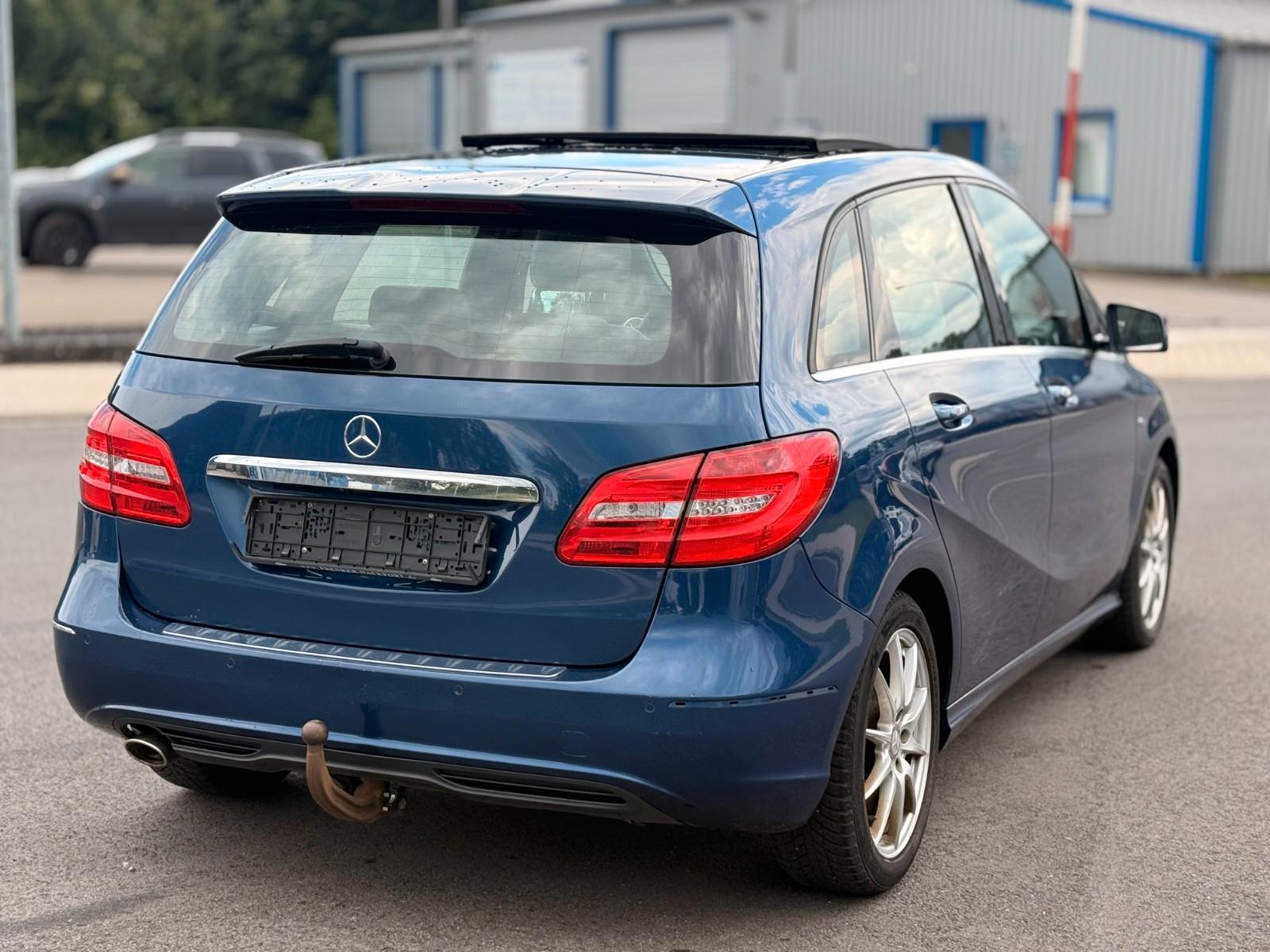 Mercedes-Benz B180 2011 — interior