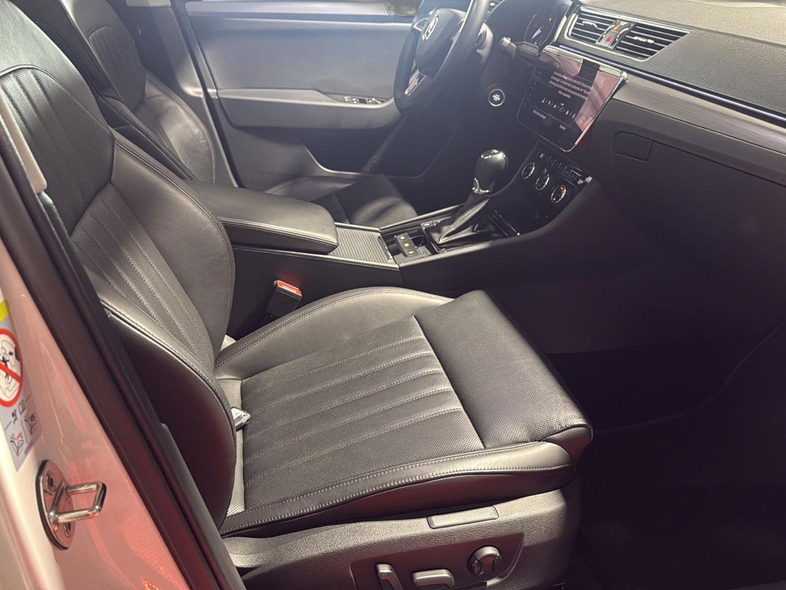 Fahrzeugabbildung SKODA Superb Combi Premium Edition/ AHK