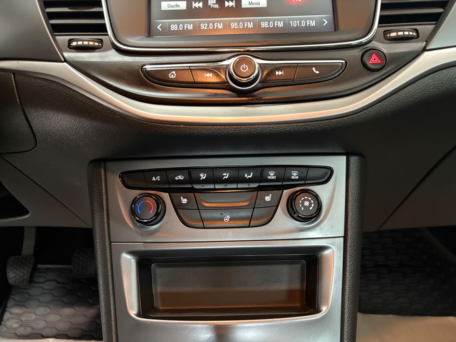 Fahrzeugabbildung Opel Astra K Lim. Active Sport *LED* SCHWARZ / WEIß*