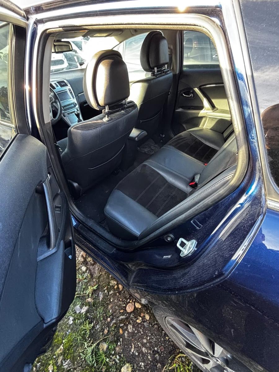Toyota Avensis 2014 — photo 11