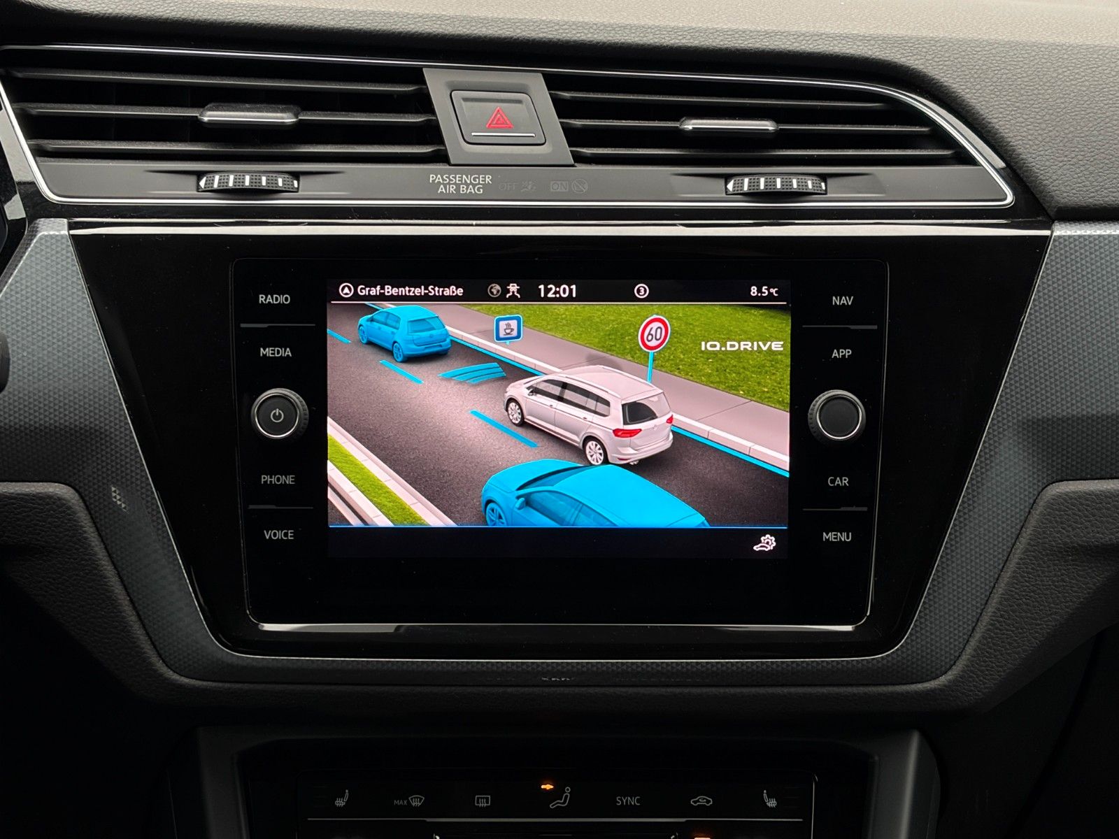 Fahrzeugabbildung Volkswagen Touran 1.5 TSI DSG Active Kamera ACC LED LHZ SHZ