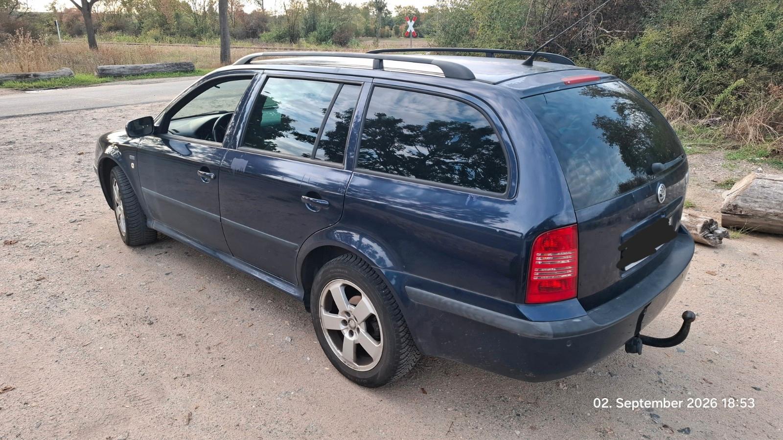Skoda Octavia 2004 — rear view