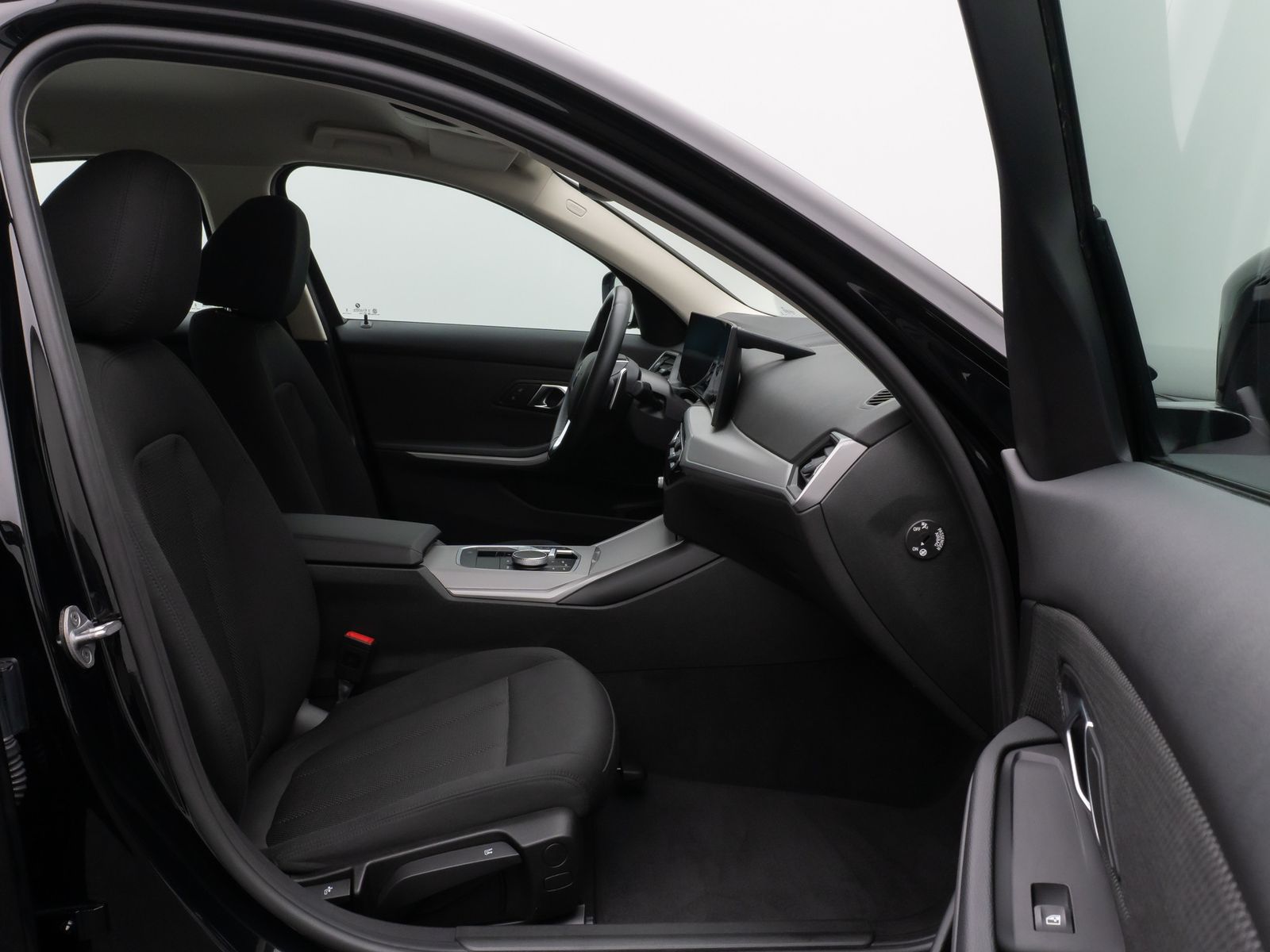 Fahrzeugabbildung BMW 318i DAB PDC Widscreen Geschwindigkeitsreg LED