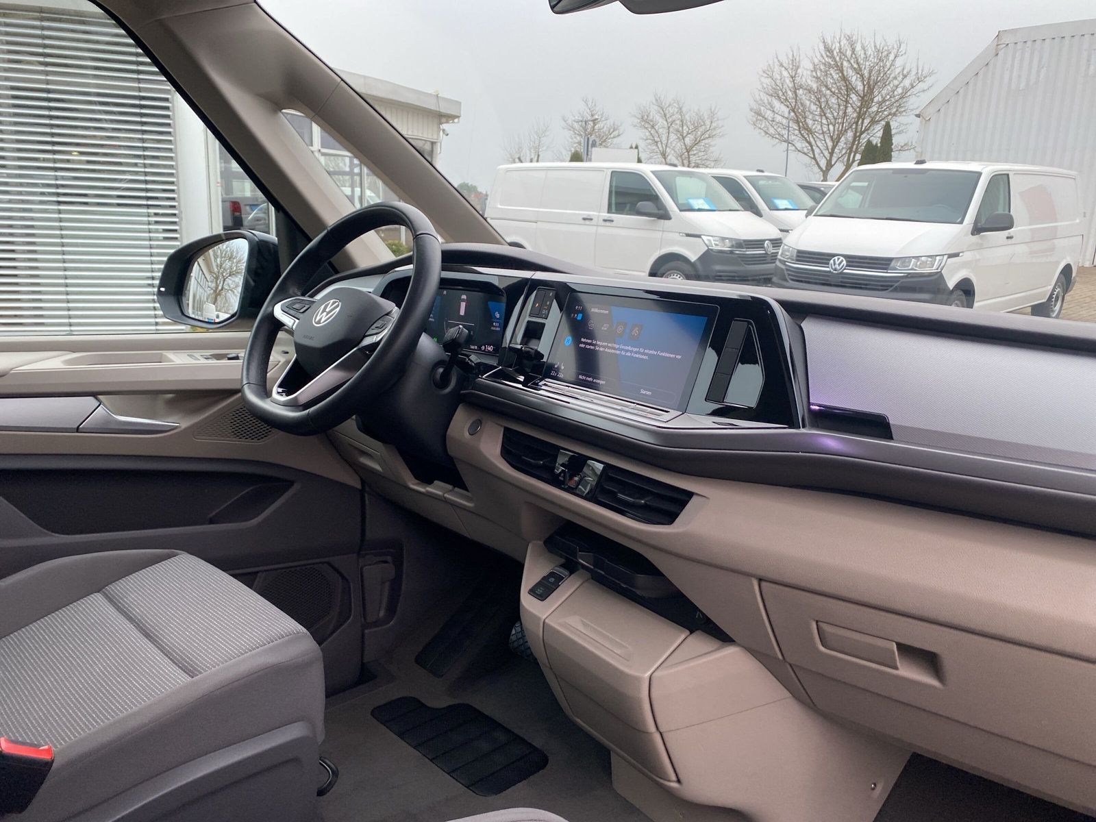 Fahrzeugabbildung Volkswagen T7 Multivan 2.0 TSI DSG 7-Sitzer MATRIX PANO KAM